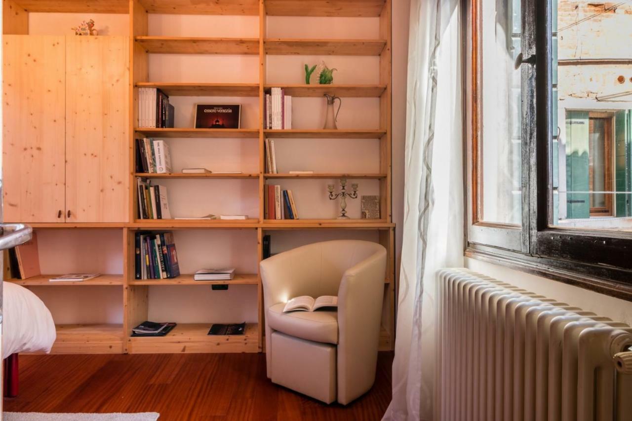Arsenale 2352 Library By Biennale Exhibition Apartamento Venecia